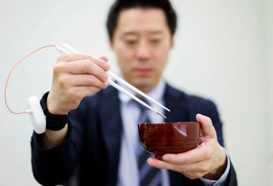 日本研发新神器电子筷子 电流刺激太直接