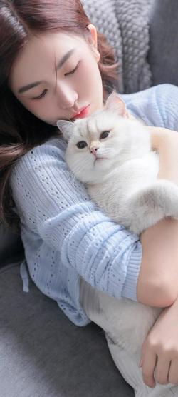 可爱美女怀里抱着小猫高清美女手机壁纸