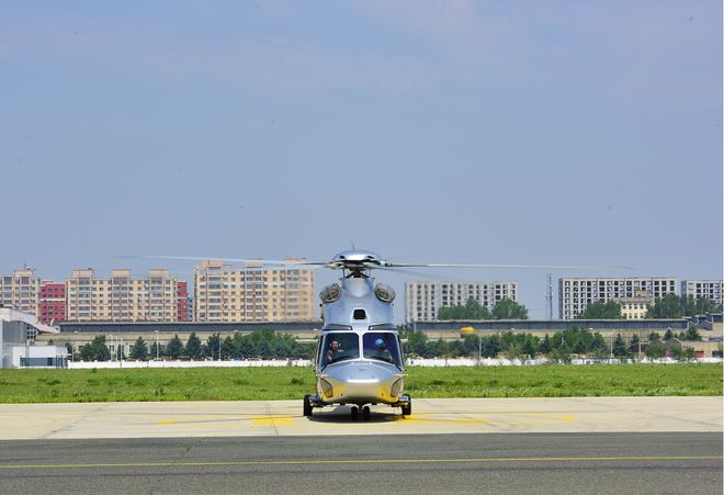 国产多用途直升机AC352完成功能和可靠性试飞