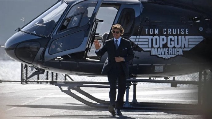 《壮志凌云2》世界首映礼现场视频 阿汤哥亲自开直升机到场