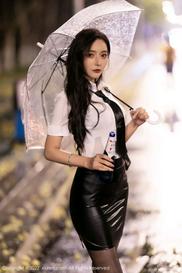 王馨瑶 性感白T恤搭配黑色皮短裙