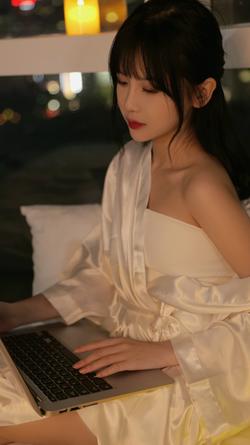 杨清柠笔记本电脑白色睡衣4k美女手机壁纸