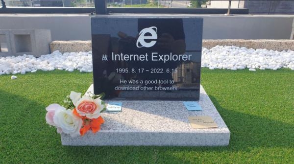 韩国工程师给IE浏览器立碑 图片疯传：墓碑逗笑全球网友