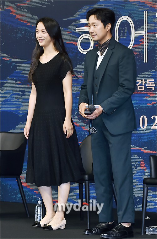 汤唯韩国宣传《分手的决心》 穿黑裙亮相优雅大方