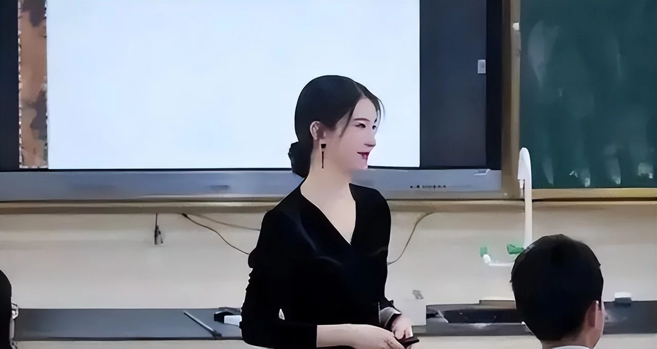 重庆某校女老师走红 被网友质疑是“师媛”