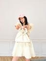 赵樱子发布一组白色look写真。