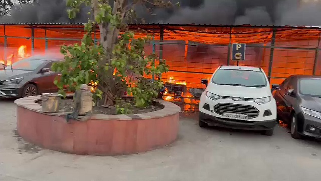 印度德里Jamia Nagar地铁站停车场发生大火 损毁近百辆