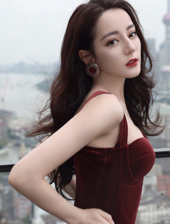 迪丽热巴写真美图酒红丝绒长裙 性感女神