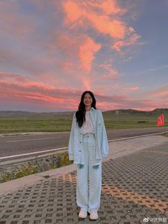 沈梦辰晒和孟佳旅行合照