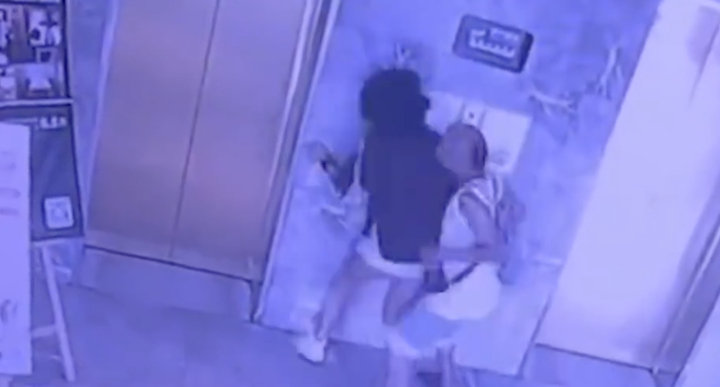女子等电梯时遭人恶意撞击险致盲
