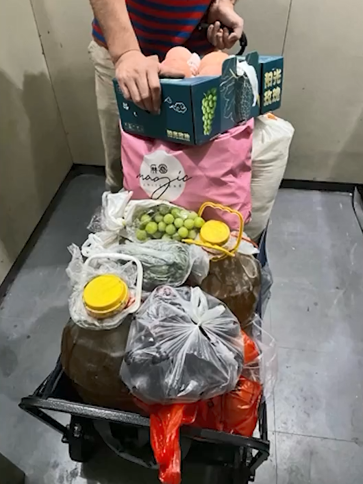 妈妈带500斤食物到上海看儿子