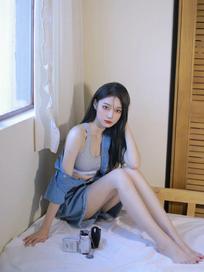 笑容甜美清纯长发少女性感背带裤紧身衣私房写真照