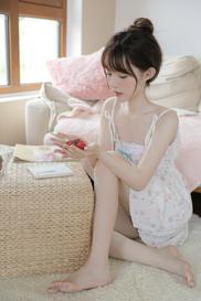 奶甜奶甜的草莓少女可爱迷人吊带碎花裙穿着私房写真