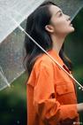 李沁微博分享手持雨伞现身户外美照