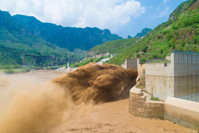 内蒙古两座水库决堤 洪水冲垮国道