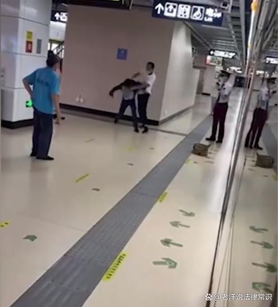 武汉一男子乘地铁不戴口罩被殴打