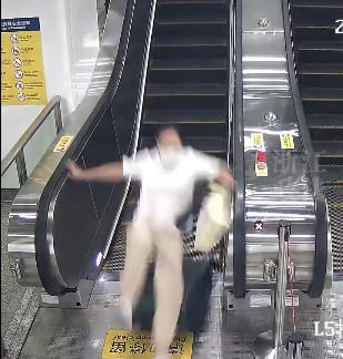 女子用扶梯传送行李箱砸伤路人