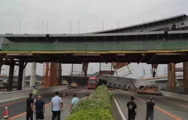 广东一在建高架桥垮塌 货车被砸中
