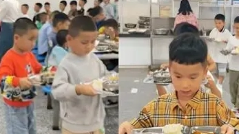 小学生食堂相互模仿走碎步端餐盘