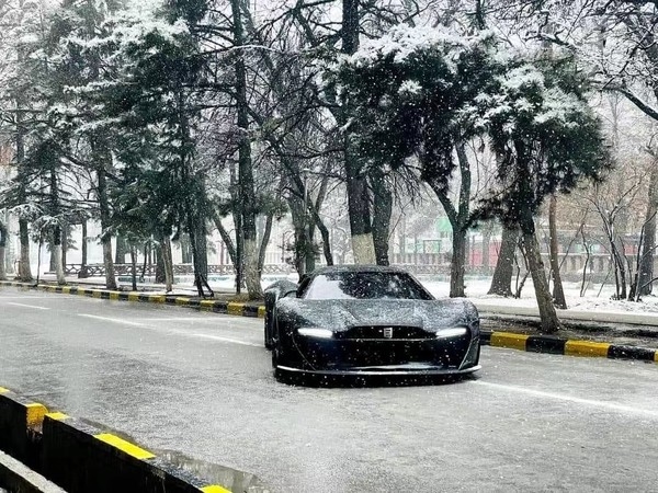 阿富汗首款国产跑车随风雪亮相喀布尔