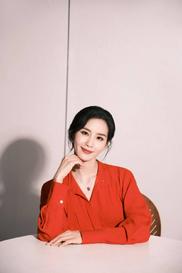 刘诗诗红衣写真微笑甜美！