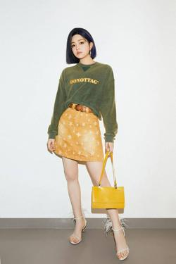 陈妍希成熟妩媚时尚又有气质 穿绿衣橘色短裙大秀美腿！