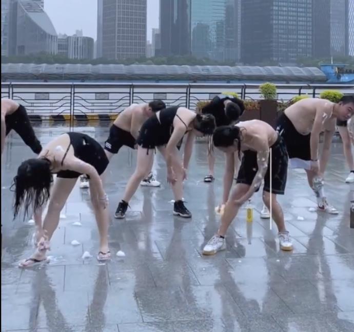 上海大批性感美女 雨天在街头集体洗澡