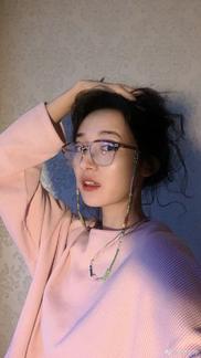 李若宁最近爱上了手工编绳 记得这是初高中时期玩儿的。