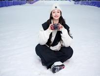 姜贞羽冬日时光跃动前行，我们在净澈白雪中享受滑雪乐趣