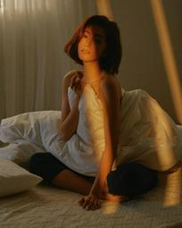 陈自瑶分享多张床照写真。