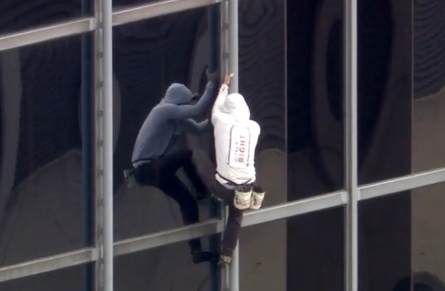 美国男子徒手爬以色列领事馆大楼