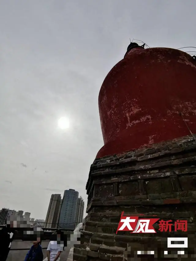 外国游客飞无人机撞损文峰塔