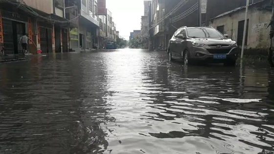 广东阳江遭遇暴雨洪涝 有轿车被冲走