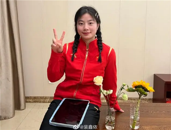 18岁中国举重女队员流泪回应颜值走红：我长得再好看没实力也没用