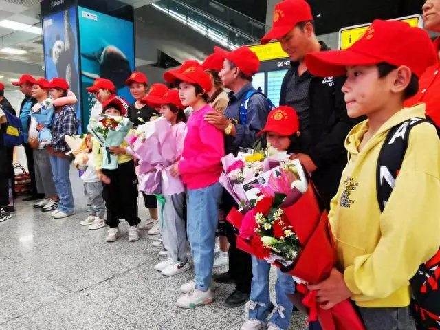 新疆28名孩子赴河南治疗