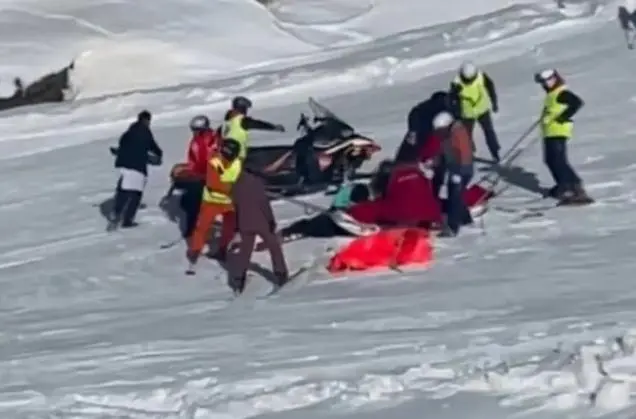 滑雪教练给男友拍视频时摔出雪道身亡