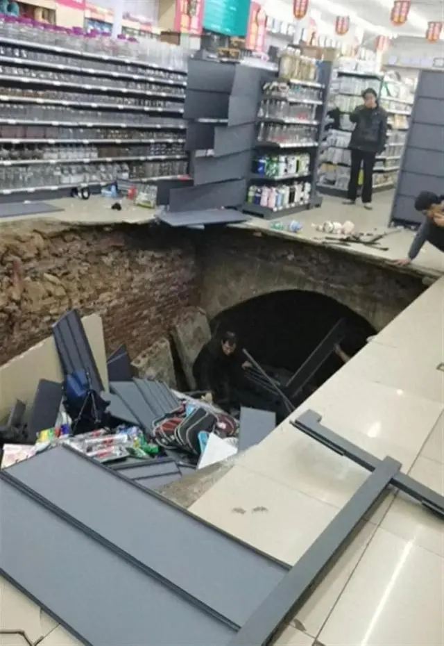 河南一超市开业次日地面塌出大洞