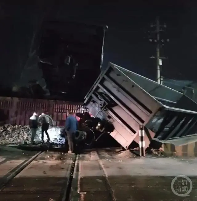 河南一货车与火车相撞 货车司机身亡