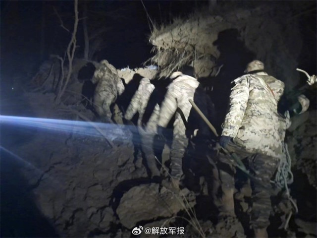 武警官兵抵达甘肃地震救援现场