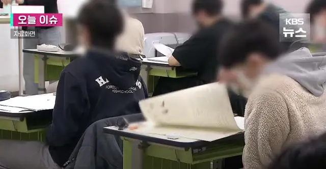 韩国高考提前收卷 学生集体怒告政府