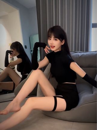 是你依然：这一脚踢进你心里了吗#抬腿换装 #黑长直 #美丽坏女人