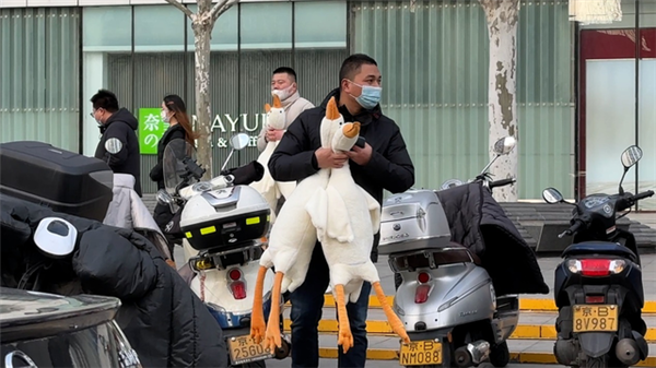 北京多个地铁口有人扫码送大鹅