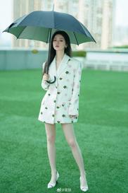 单依纯  美如画，画中画