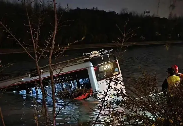 上海公交坠河:司机被救出车上无乘客