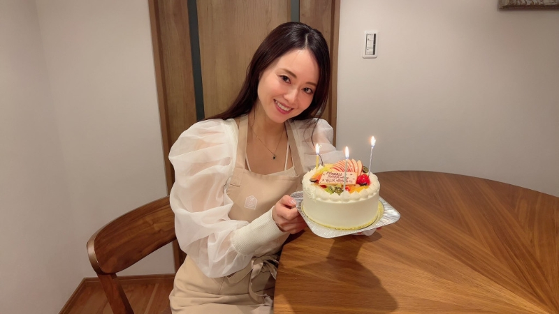 吉泽明步获烹饪班学生庆祝39岁生日，引退3年的她增添几分“中女”味。