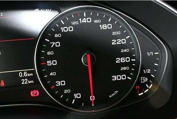 汽车速度表是平均速度还是瞬时速度？