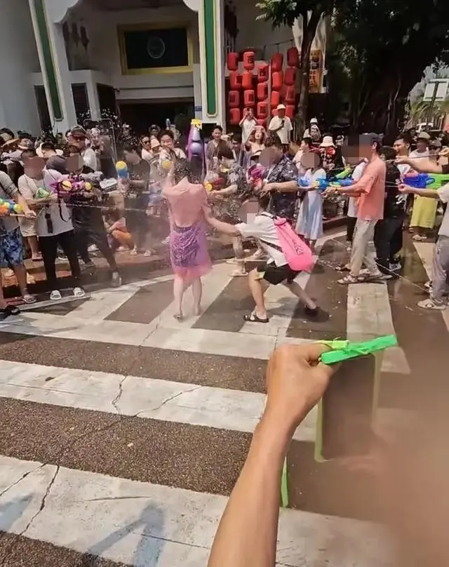 “泼水节被撕扯雨衣”女生:很崩溃