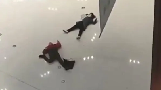 男子在商场跳楼死亡 1名女子被砸伤