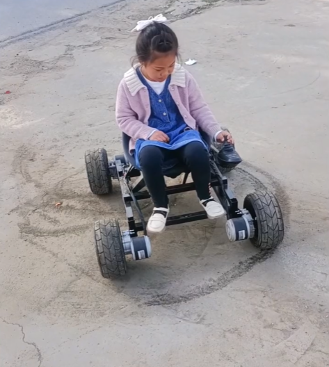 男子为女儿打造四轮小车 能原地掉头