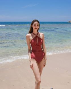 杨咏彤日前晒出一条在沙滩玩耍的影片。